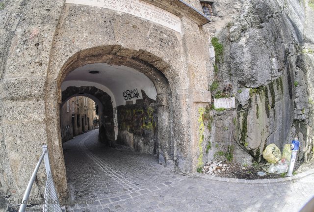 Torbogen in Salzburg Altstadt