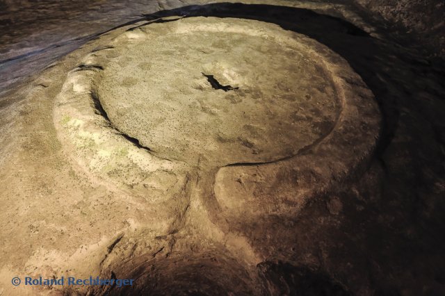 Katakomben, ein Tisch wo Speisen verspeißt wurden zur Feier