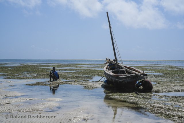 Reparatur des Bootes am Strand